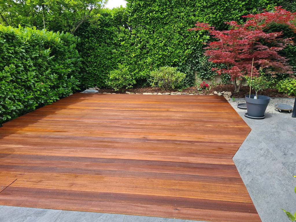 Fertige Terrasse mit Grünschnitt der Hecken und Sträucher.